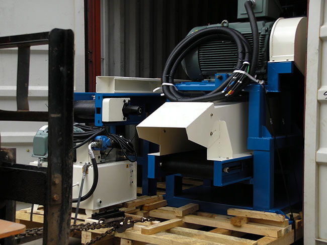 YM-350大型木屑機(jī)發(fā)貨現(xiàn)場